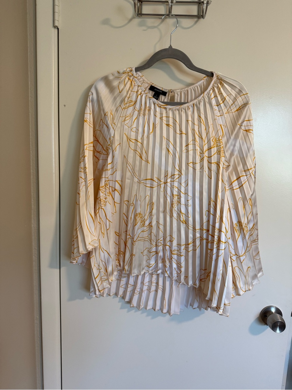 Alfani Cream flowy Blouse pleated Gold Floral Print, relaxed silhouette
